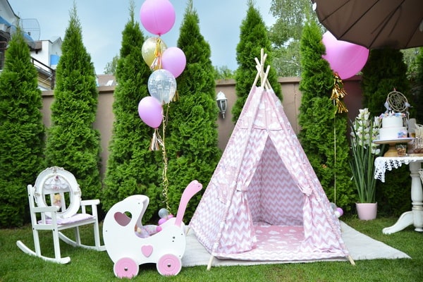 snimanje decijeg rodjendana u dvorištu ukrašenom balonima