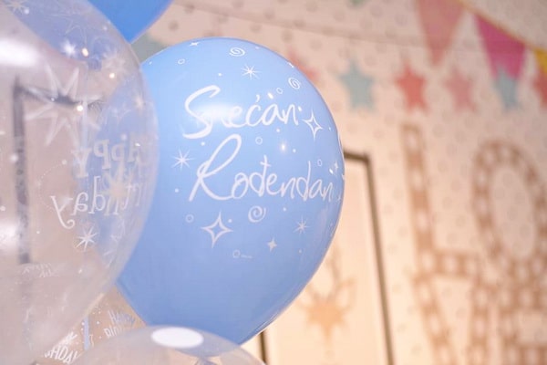 Plavi balon sa natpisom srećan rodjendan